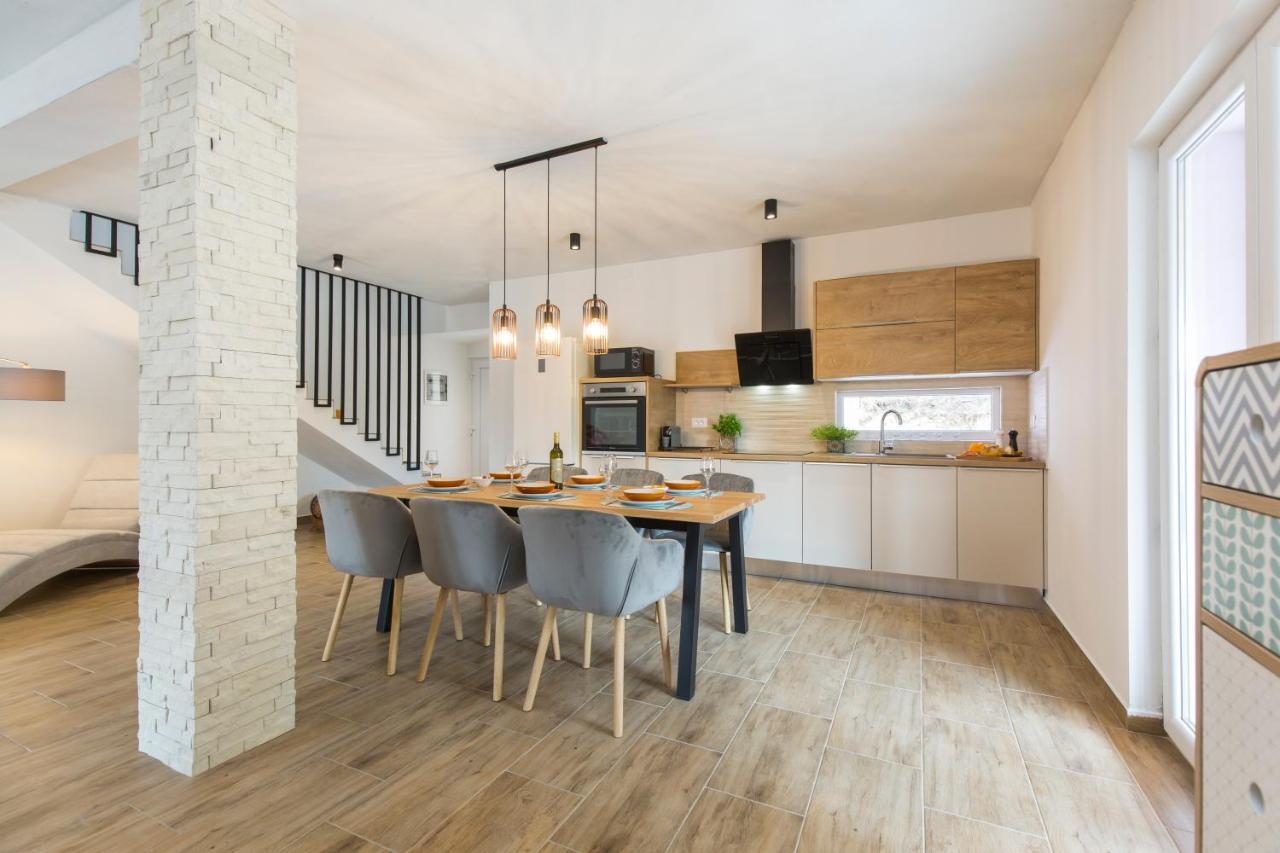 לאבין Villa El Istria מראה חיצוני תמונה